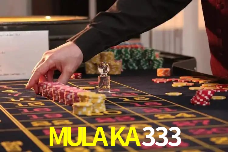 Una escena digital vívida inspirada en casino con MULAKA333 mostrado prominentemente, luces brillantes, fichas, cartas y acentos dorados.